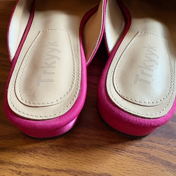 Elegant Floral Embroidered Women's Mules - Picture 4 of 7